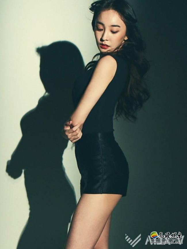 SONAMOO女团金娜贤最新杂志写真曝光，以其独特魅力吸引粉丝们目光