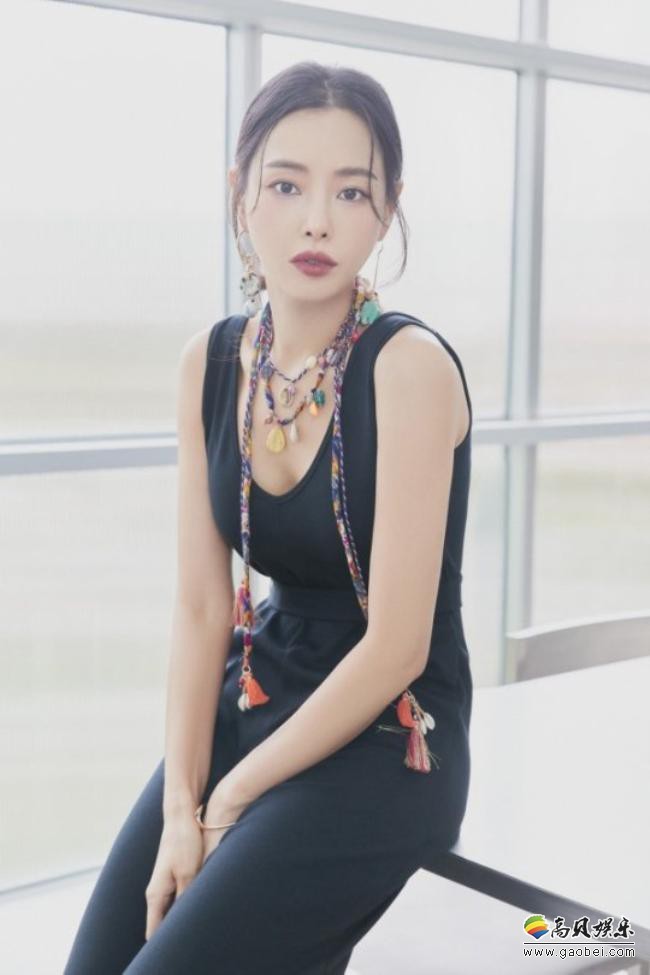 李哈妮近日为代言品牌拍摄最新宣传照，韩式经典“轻熟女”气息扑面而来