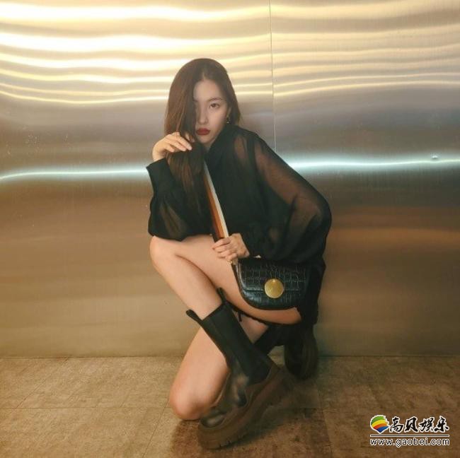 宣美(Sun Mi)近日在SNS发布一组近照，大秀修长美腿而吸引了粉丝的目光