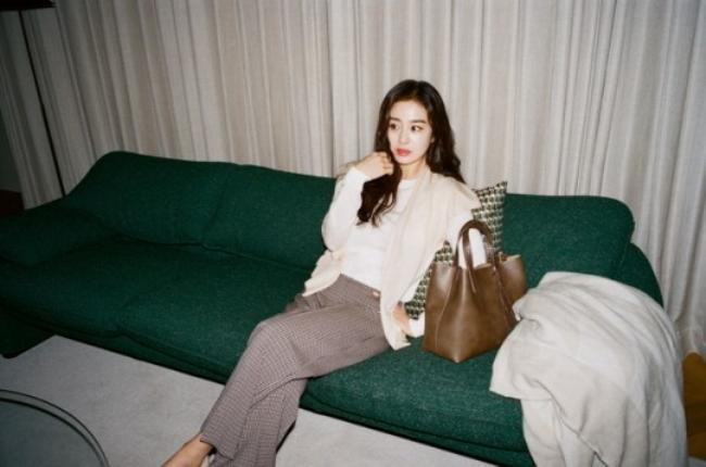 金泰熙近日为代言的女装品牌拍摄一组最新宣传照，韩流女神魅力无法可挡