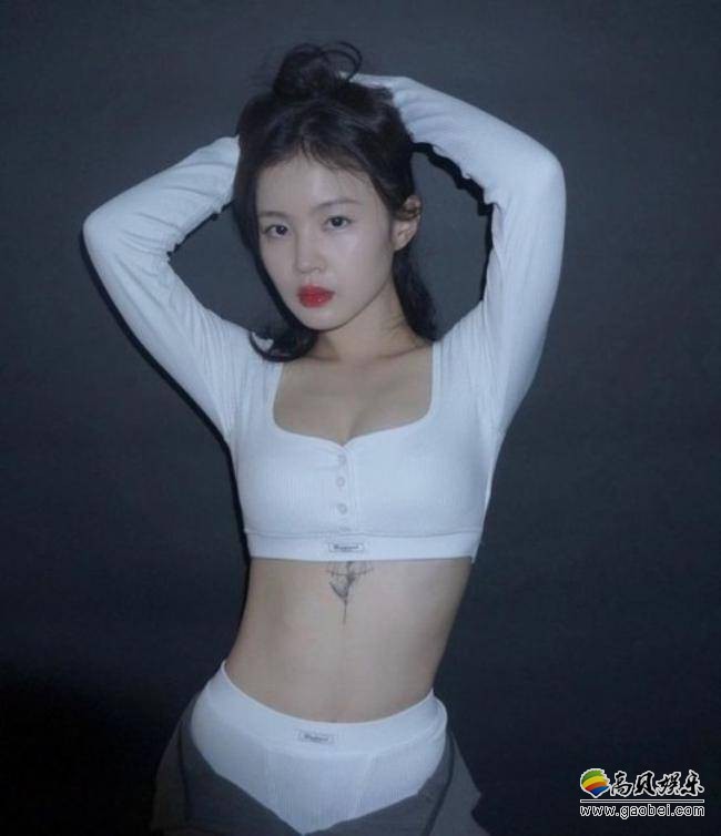 李夏怡近日发布近照，大秀其完美比例身材，健康时尚气场吸引粉丝们目光