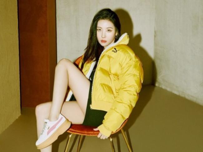 宣美近日为代言品牌拍摄了一组最新宣传照，展现出时尚韩式秋冬休闲打扮