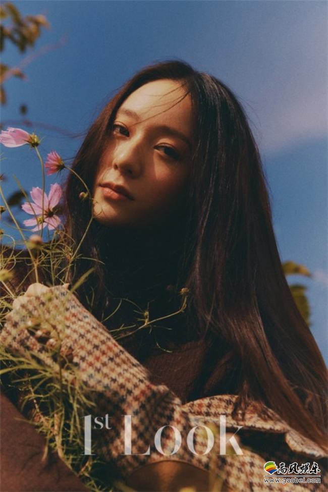 《1st Look》公开了郑秀晶的画报图，以自己独有风格，展现画报匠人面貌