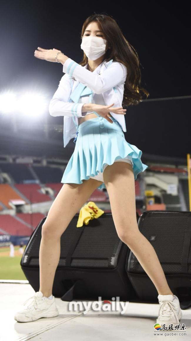 韩国首尔蚕室棒球场职业棒球比赛，啦啦队女郎们热舞助阵，引爆现场氛围