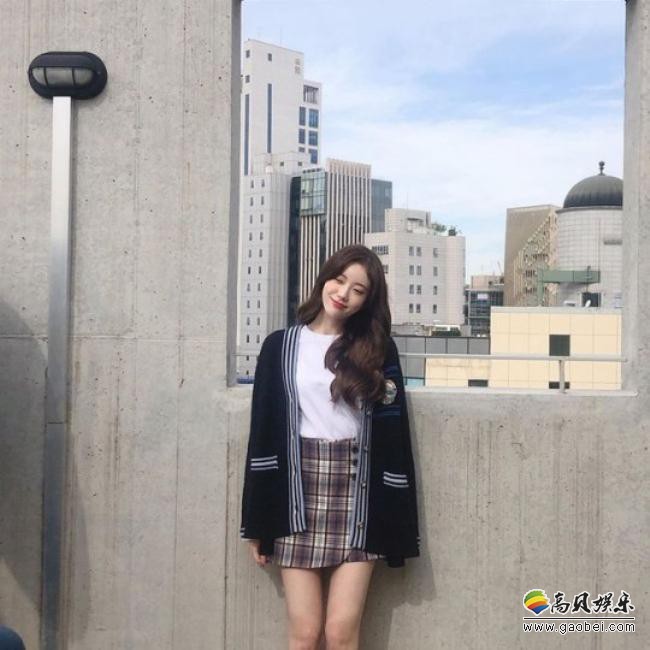 宇宙少女LUDA在SNS发布一组她拍摄杂志写真现场照，展现青春时尚打扮