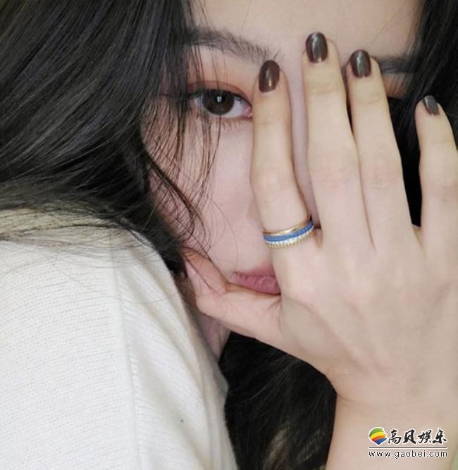 宣美在SNS发布自拍照，散发性感诱惑魅力，半遮面LOOK吸引粉丝们目光