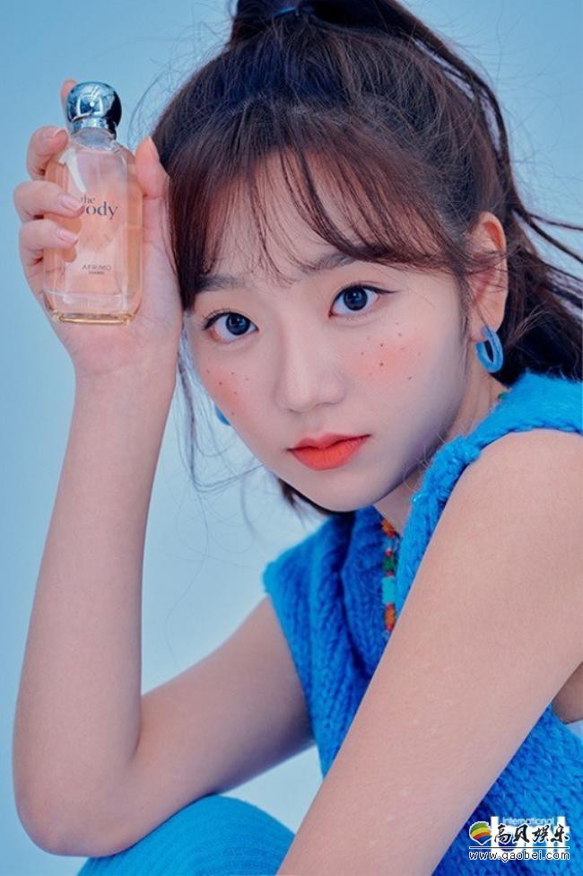 全惠媛受邀为某杂志最新一期拍摄写真照，宛如小公主装扮吸引粉丝们目光