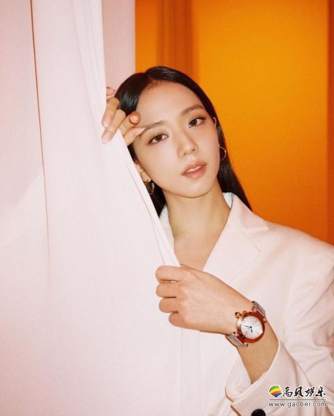 BLACKPINK成员JISOO未公开杂志写真近日曝光，非凡气质吸引粉丝目光