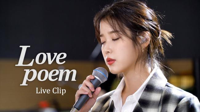 恭喜《Love poem》满一周年！在难熬的日子里，听IU现场版本真的太好哭