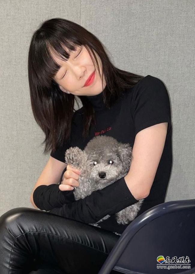 少女时代成员泰妍发布多张她与家中宠物犬合影，时尚萌萌哒气息扑面而来
