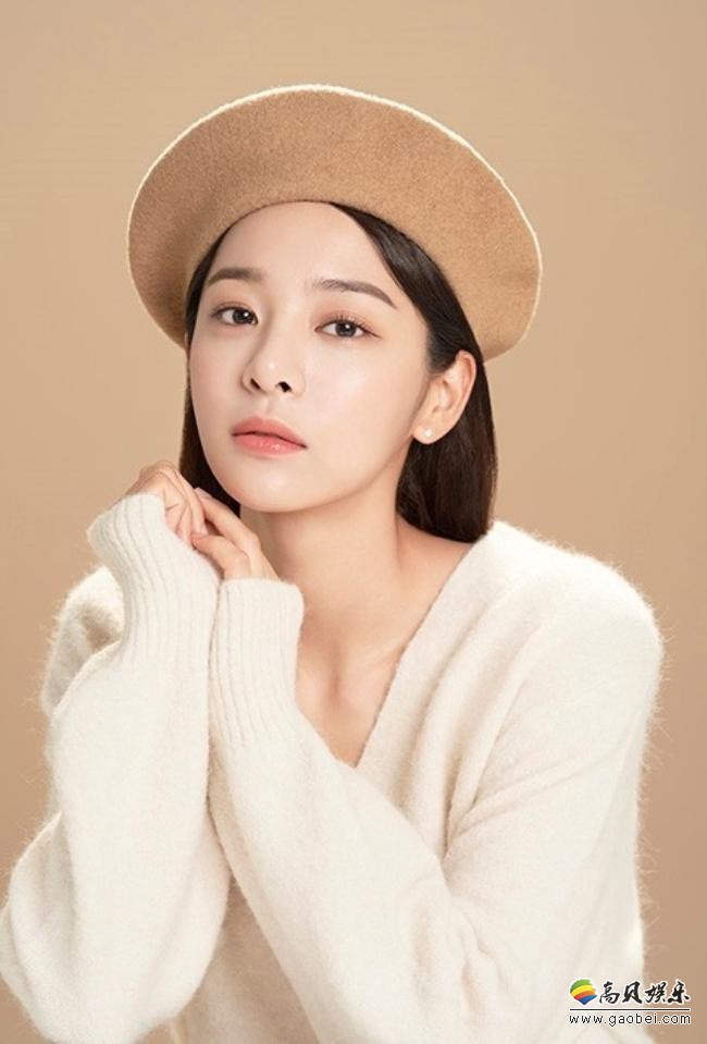 薛仁雅为代言的化妆品牌拍摄一组最新宣传照，清新自然风格令人眼前一亮