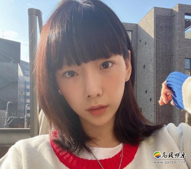 少女时代成员泰妍近日发布近照，展示其清纯动人美貌，吸引粉丝们的眼球