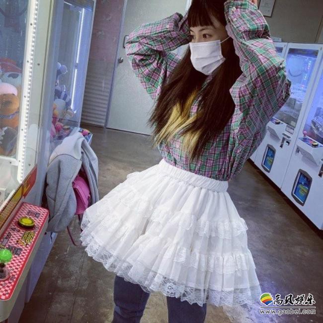 泫雅近日在SNS发布一组近照，放下女爱豆包袱“耍宝”形象吸引粉丝目光