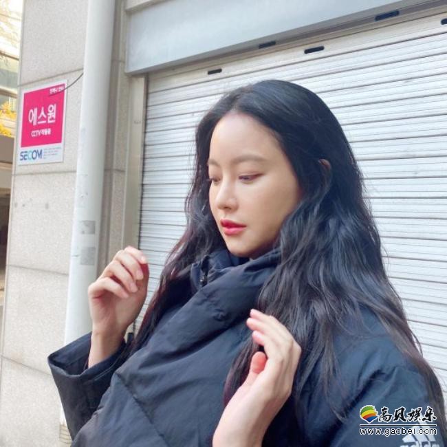 吴涟序近日在SNS发布一组自己近照，展示了其出众的美貌和完美比例身材