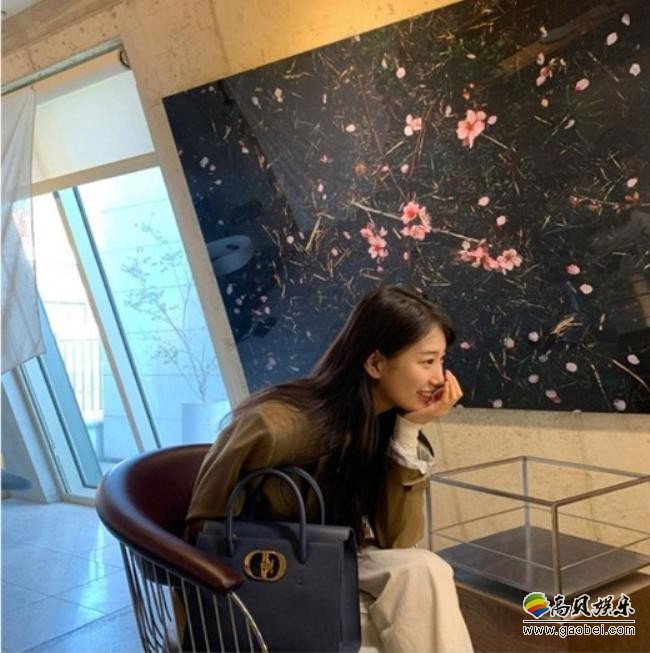 秀智近日发布代言品牌手提包外出时拍摄的照片，展示了其优雅动人的美貌