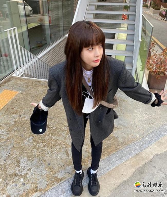 李珠妍近日发布一组近照，展示她新发型，干练不失俏皮造型吸引粉丝眼球