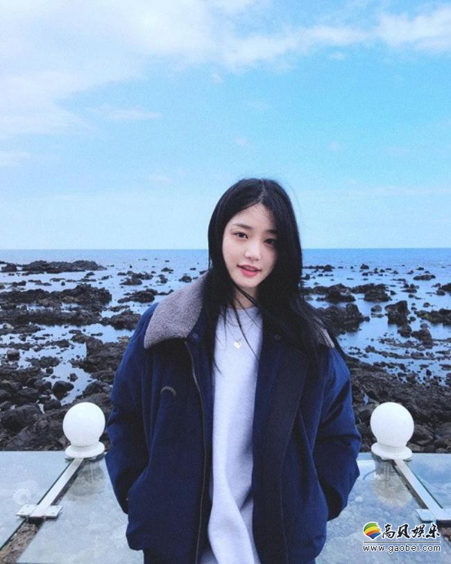 李侑菲近日发布一组她在济州岛海边拍摄的照片，展示了其出众的极致美貌