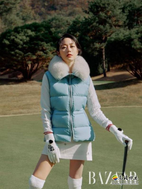 金孝贞近日受邀为某杂志最新一期拍摄写真照，经典秋冬季打扮彰显干练美