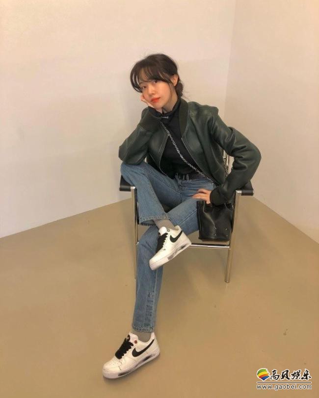 方敏雅近日在SNS发布一组近照，大秀修长美腿，素颜模样吸引粉丝们目光