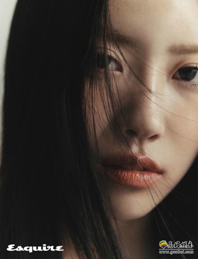 Lovely李美珠为某杂志最新一期拍摄写真照，昔日可爱形象蜕变为性感模样