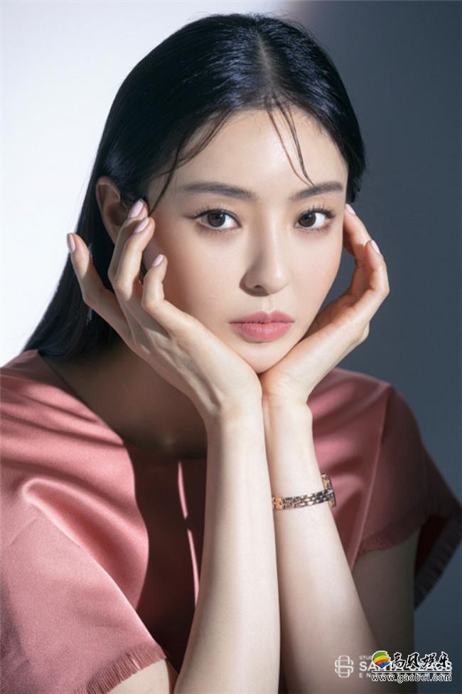 所属社SANTA CLAUS娱乐公开李多熙多张花絮照！展示与众不同优雅气质