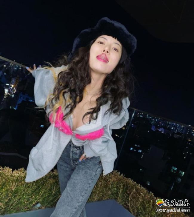 泫雅近日在SNS发布一组近照，日常素妍＋鬼马表情，吸引广大粉丝们目光