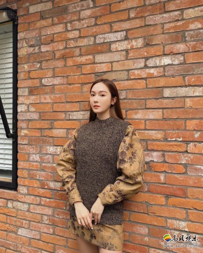 Jessica近日在SNS留言发布一组近照，休闲装搭配长靴吸引广大粉丝的目光
