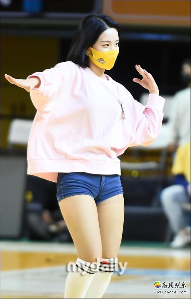 韩国青州市业篮球比赛中：啦啦队女郎们表演热舞，吸引了现场观众的目光