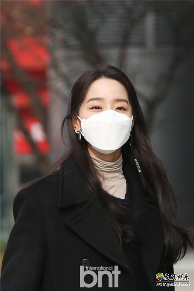 申惠善现身《两点出逃 Cultwo Show》口罩遮面依旧亲切的与媒体打招呼