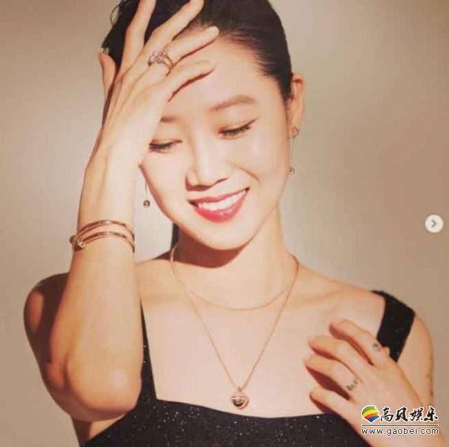 孔晓振为香港某杂志最新一期拍摄写真照，落落大方搭配珠光宝气无比华丽