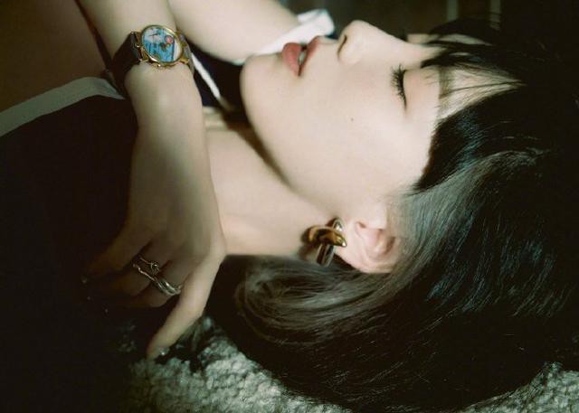 金泰妍新专辑日系胶片写真曝光，拼色T恤＋短裤，齐刘海短发少女感十足