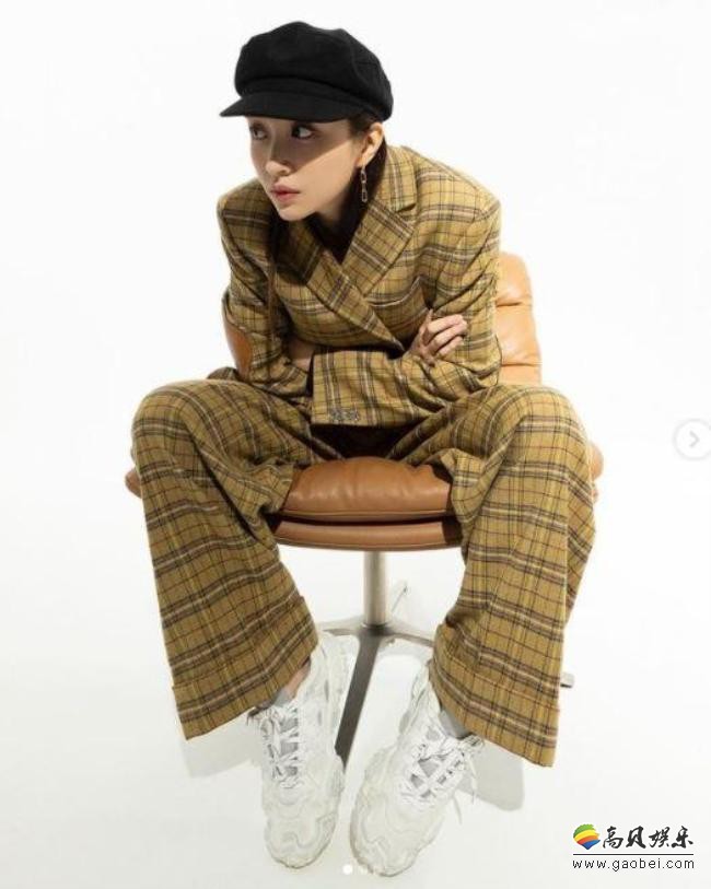 安喜延(HaNi)近日留言并发布一组未公开杂志写真！英伦风格装扮扑面而来