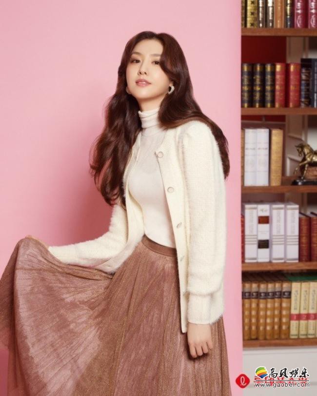 徐智慧为代言的国外服装品牌拍摄最新宣传照，妥妥的天然知性美显露无疑