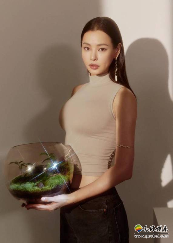 李哈妮近日为代言品牌拍摄了一组最新宣传照，依旧彰显出女人味十足气质