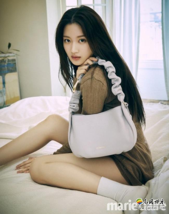 出演《女神降临》的文佳英为某杂志最新一期拍摄写真照，突显白领OL气质