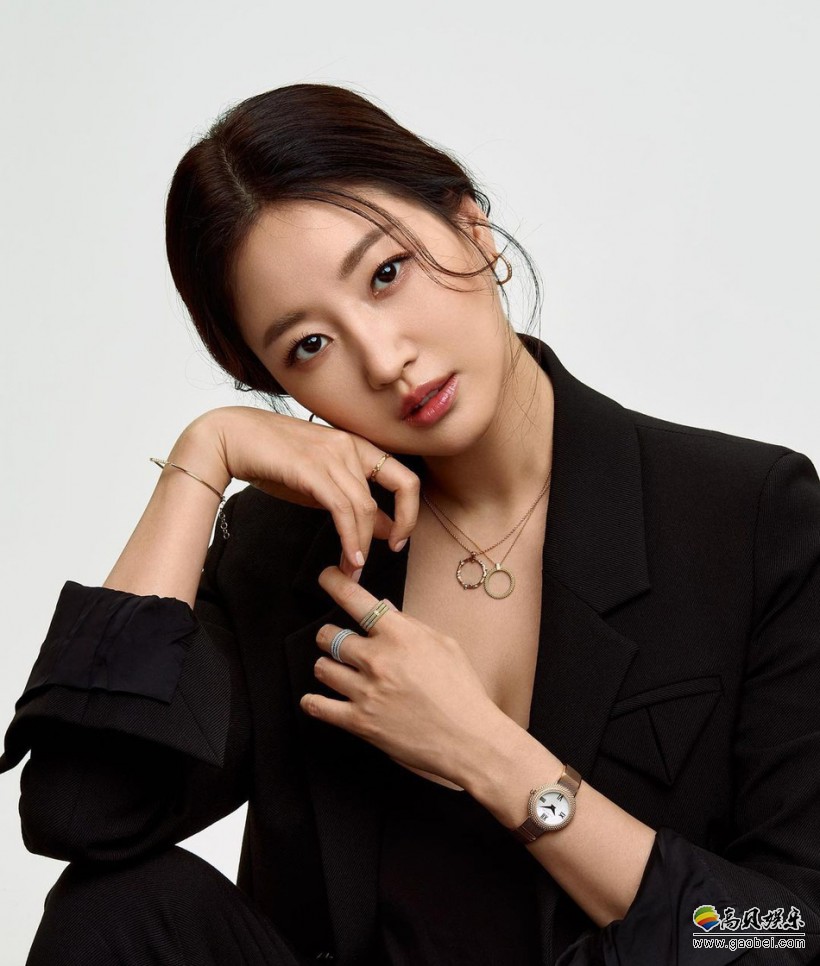12月21日,韩国女演员金莎朗为某时尚杂志拍摄的一组写真公开,42岁的她