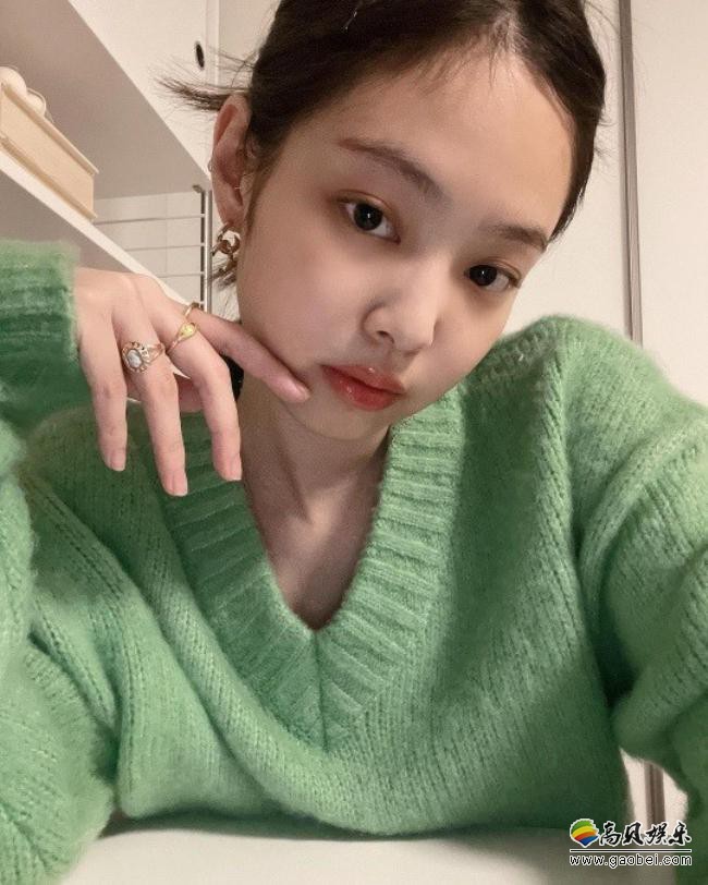 BLACKPINK成员JENNIE近日发布一组近照，随意休闲装扮展示其出众美貌