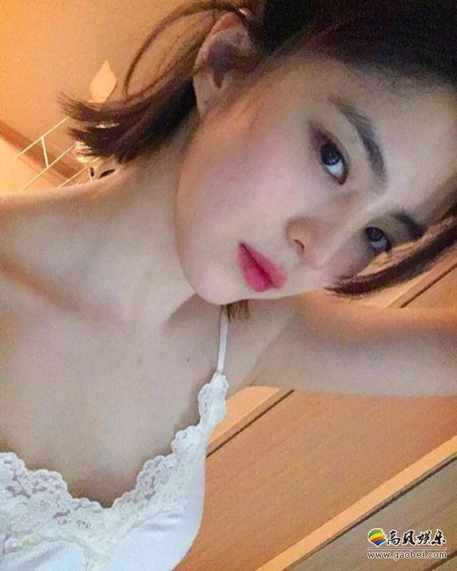韩韶禧近日在SNS发布一组近照，以其出众的美貌吸引了广大粉丝们的目光