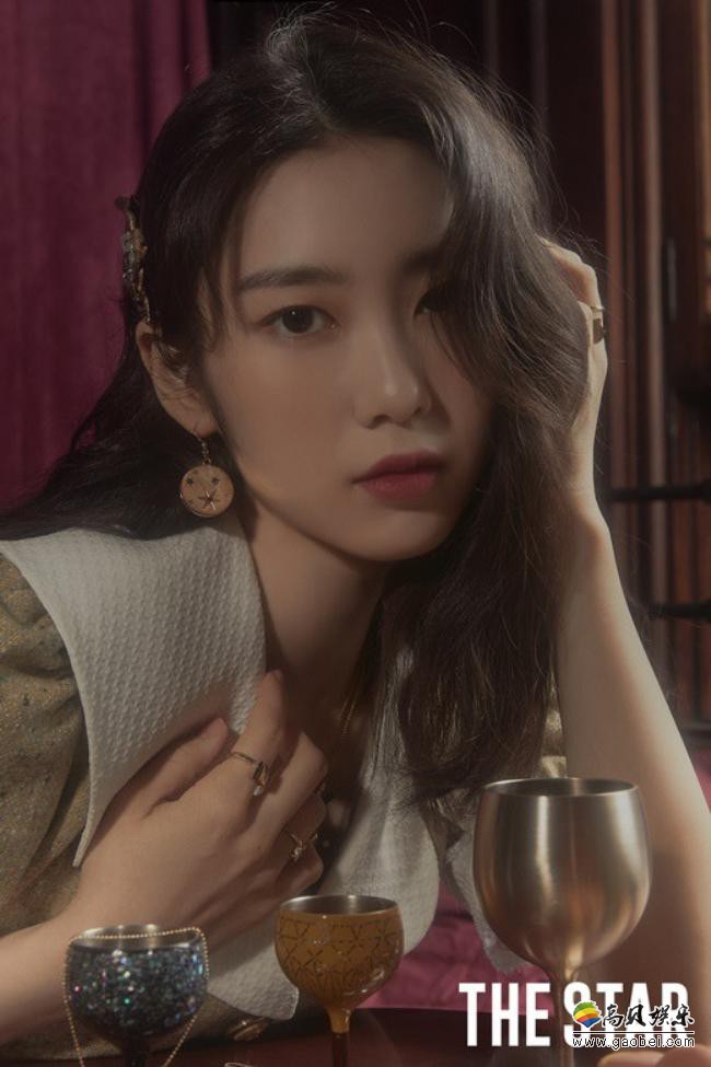 OH MY GIRL金祉呼为某杂志最新一期拍摄“穿越到1920年”复古风写真照
