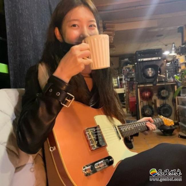 秀智近日发布她在吉他店拍摄照片，吉他创作歌手气场，吸引广大粉丝目光