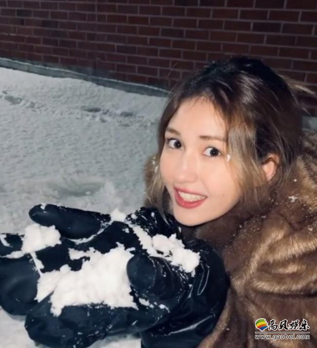 全昭弥个人SNS留言“SNOOWMIII”并发布她在雪地玩耍、大口吃雪照片