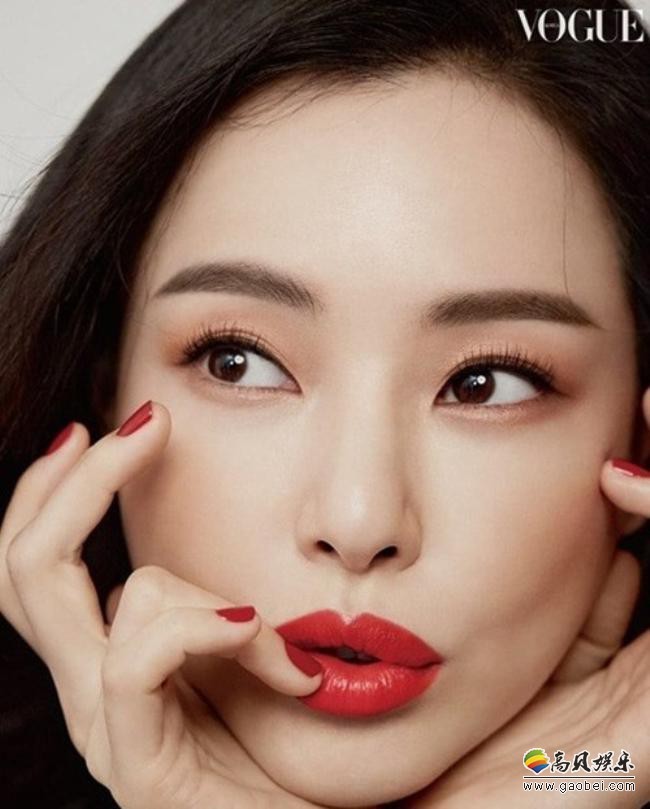 李哈妮近日为某杂志最新一期拍摄了写真照，依旧时尚惊艳LOOK光彩照人