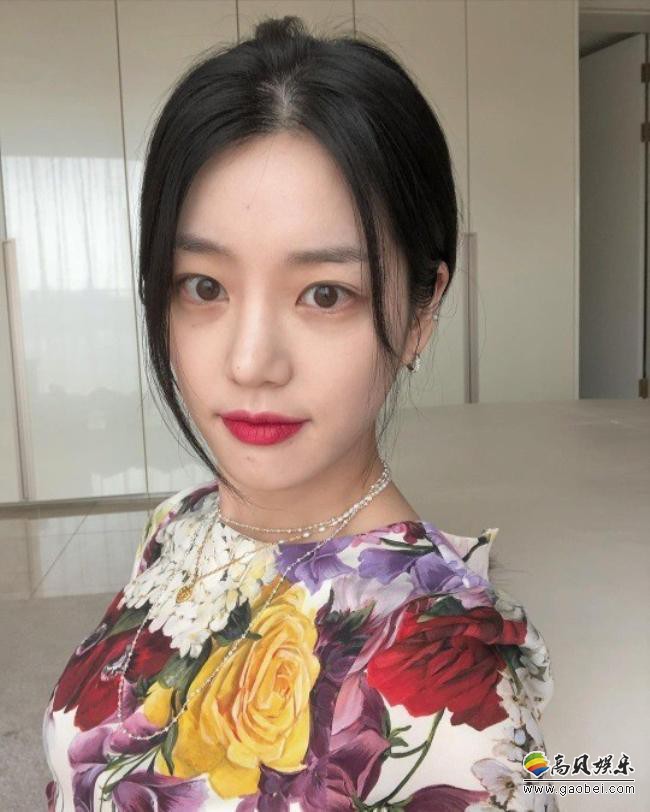 李侑菲近日在SNS发布近照，以其出众的不俗美貌吸引了广大粉丝们的目光