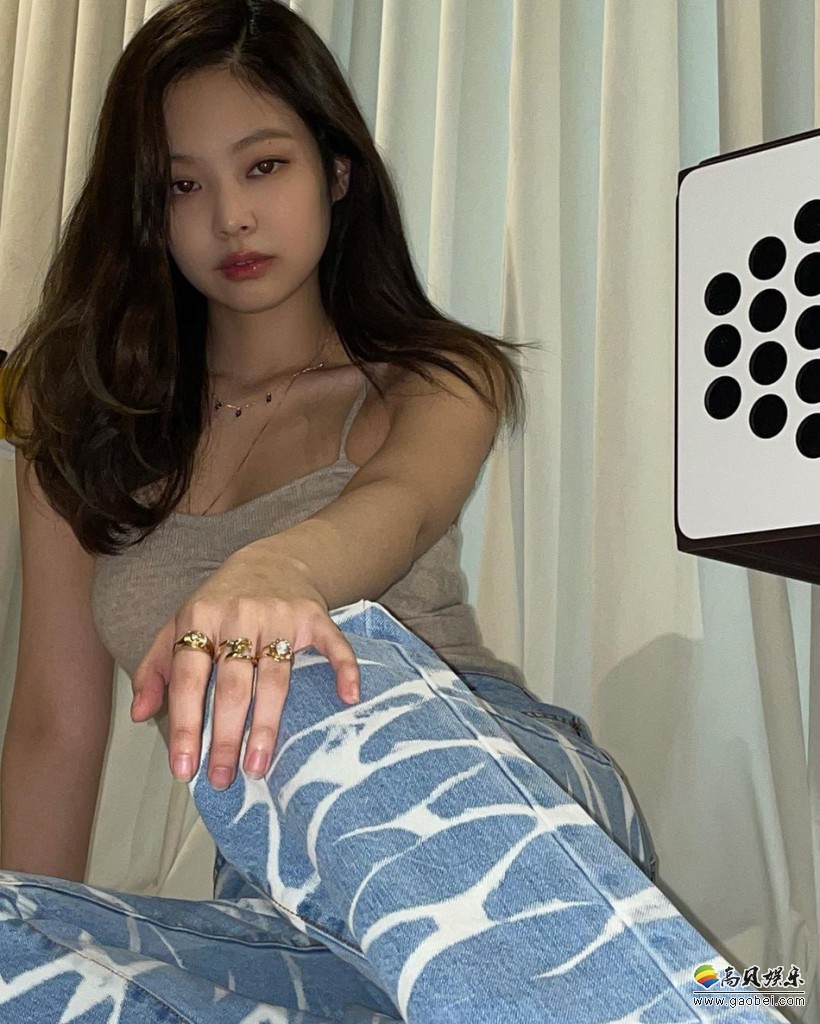 BLACKPINK成员JENNIE社交平台分享近照，穿吊带背心＋牛仔裤秀出身材