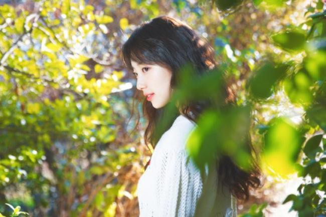 秀智近日公布了出道10周年网络粉丝见面会“Suzy: A Tempo”最新宣传照
