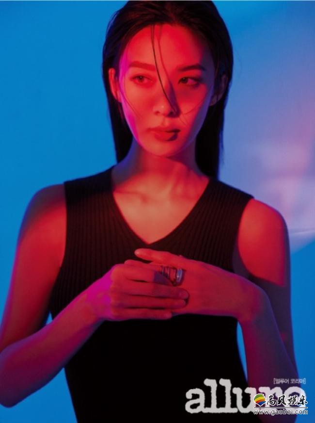 李清娥近日为某杂志最新一期拍摄了写真照，干练时尚女强人气场扑面而来