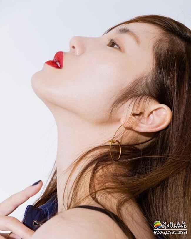 全孝盛近日发布一组近照，以其标志性的出众美貌和火爆身材吸引人们目光