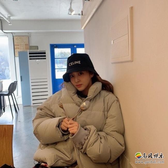sanDARA近日发布近照，身穿羽绒服“星味”十足！吸引了广大粉丝目光