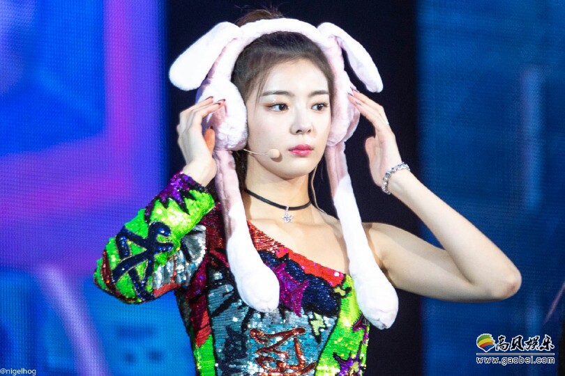 崔智秀是JYP公司哪年推出女团的成员？幼时在哪个国家通过SM公司选秀？