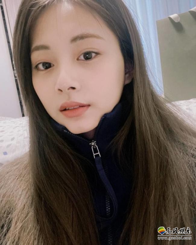 TWICE周子瑜近日在SNS发布一组近照，以其清新出众美貌吸引粉丝的目光